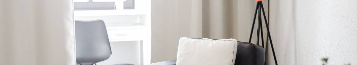 Eleganter Sessel in einem Hotelzimmer des Antoniushofs, perfekt für entspannte Stunden.