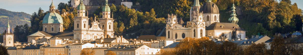 Ansicht von Salzburg mit Burg und Fluss im Vordergrund
