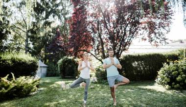 Mann und Frau praktizieren Yoga im Garten des Hotel Antoniushof – Bewegung & Achtsamkeit in der Natur