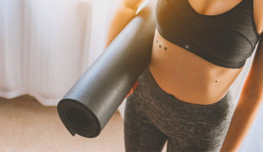 Frau im Sportoutfit mit Yogamatte im Hotel Antoniushof – sanftes Training für Rücken und Haltung