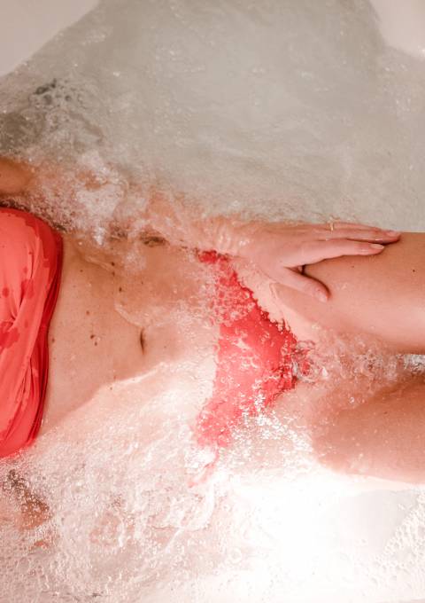 Frau entspannt in einem sprudelnden Whirlpool mit warmem Wasser