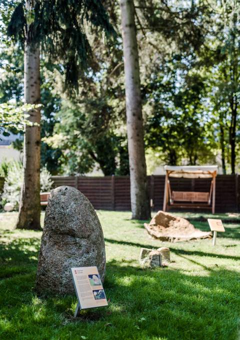 Feng-Shui-Garten im Hotel Antoniushof mit Steinsetzungen und schattigen Ruheplätzen im Grünen