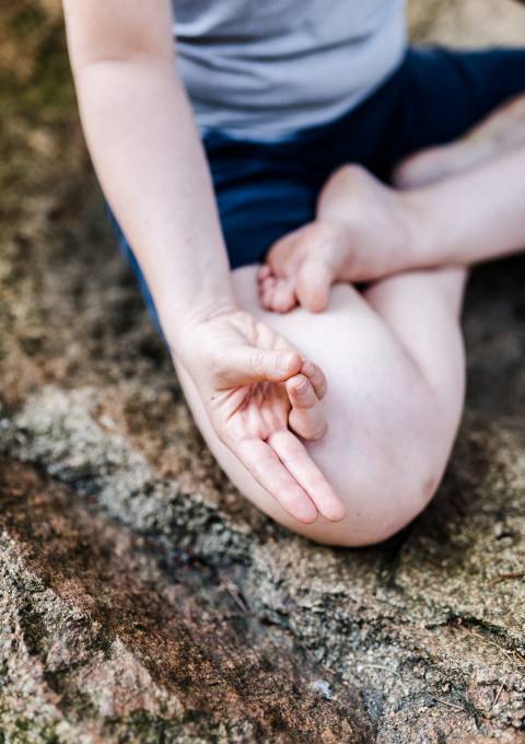 Nahaufnahme einer Yoga-Handhaltung auf einer weichen Unterlage