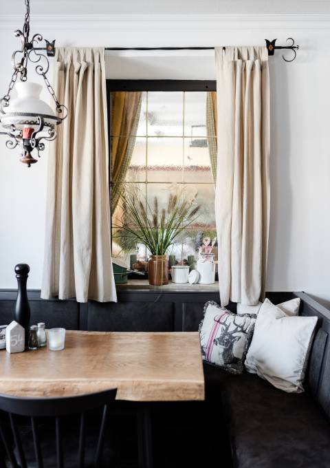 Die gemütliche Atmosphäre im Toni Wirt, dem Gasthof des Hotel Antoniushof.