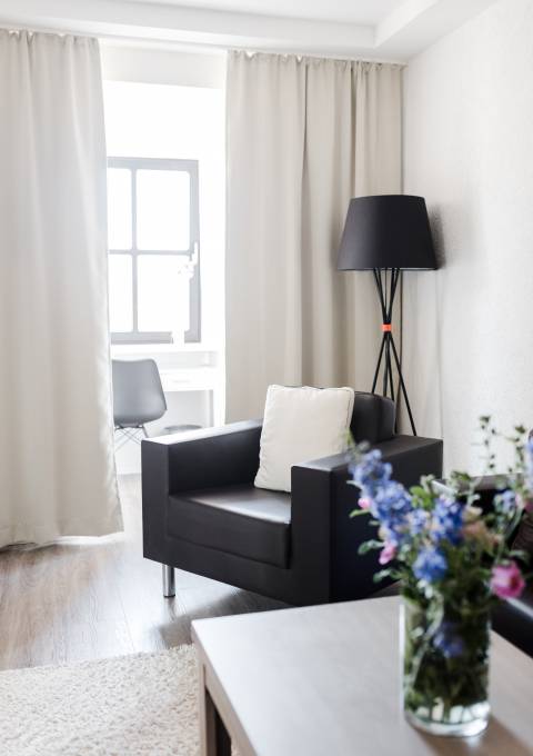Modern eingerichtetes Hotelzimmer im Antoniushof mit Sessel und natürlichem Licht