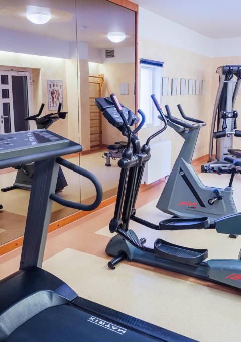 Moderner Fitnessraum im Hotel Antoniushof mit Laufband und Trainingsgeräten