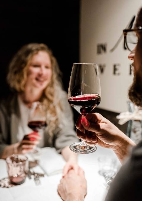 Ein Paar genießt einen romantischen Abend bei Kerzenschein im Hotel Antoniushof.