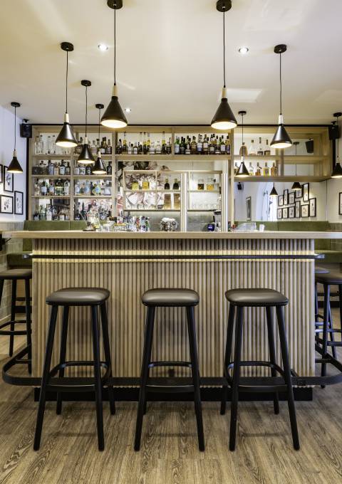 Die stilvolle Toni's Bar im Hotel Antoniushof, ideal für einen Drink in geselliger Runde.