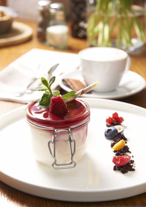 Bayrisch Creme als Dessert, serviert in einem Glas mit frischen Beeren.e