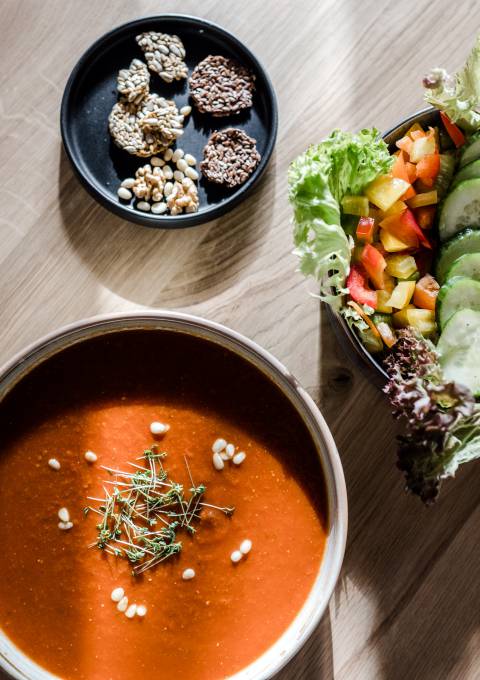 Basenfasten-Gericht mit Suppe und frischem Salat im Antoniushof