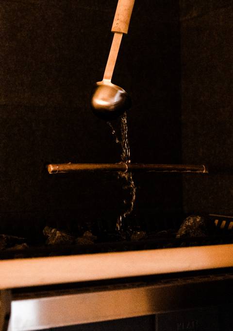 Traditioneller Aufguss mit Wasserkelle in der Sauna des Antoniushof Wellnesshotels in Ruhstorf an der Rott