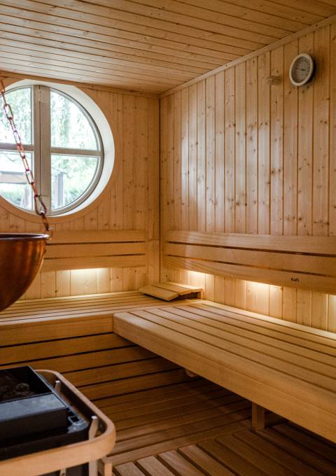 Innenansicht der Bio-Kräuter-Sauna mit Kupferkessel im Wellnesshotel Antoniushof in Ruhstorf an der Rott