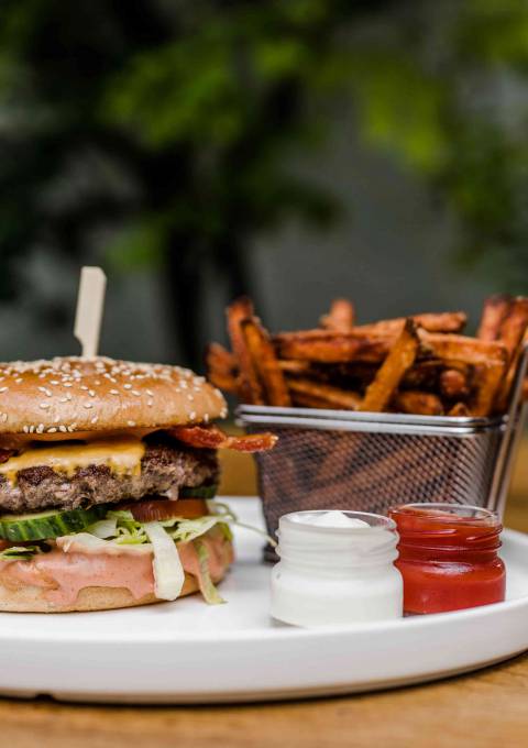 Toni Deluxe Burger mit Pommes Frites