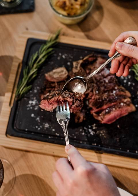 Steak auf Schieferplatte im Rahmen der 3/4 Verwöhnpension
