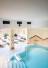 Indoorpool mit Liegestühlen und entspannter Atmosphäre im Antoniushof