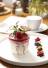 Bayrisch Creme als Dessert, serviert in einem Glas mit frischen Beeren.e