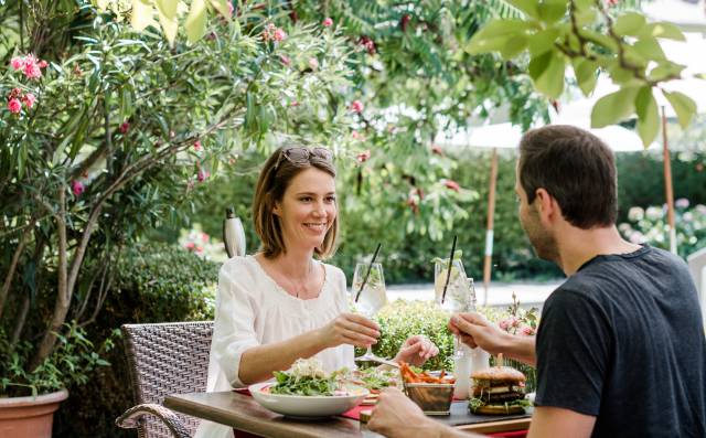 Paar beim Mittagessen im Garten des Antoniushof