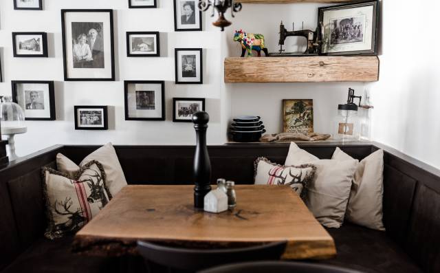 Traditioneller Eckbereich im Restaurant Toni Wirt mit Bildern