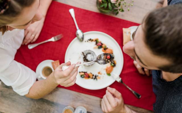 Paar genießt gemeinsam ein Schokoladendessert