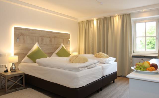 Helles Doppelzimmer im Antoniushof mit moderner Einrichtung und Tageslicht