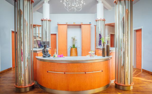 Empfangsbereich des Wellnessbereichs mit moderner Ausstattung