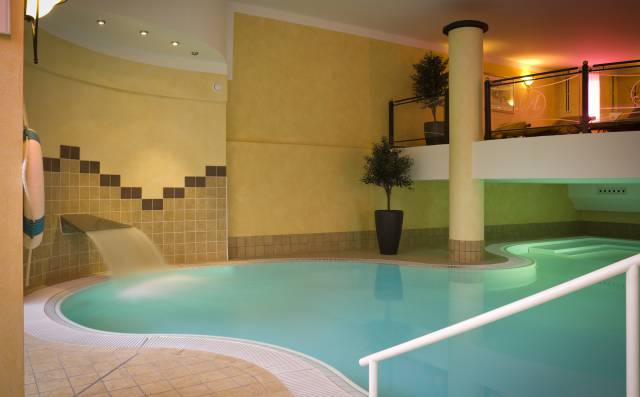 Indoorpool im Wellnessbereich des Antoniushof mit stimmungsvollem Ambiente und einladender Atmosphäre