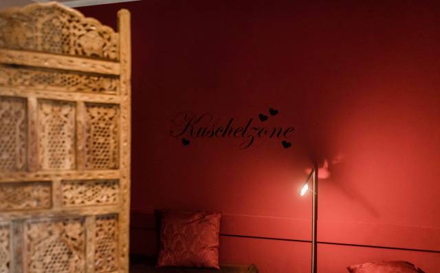 Kuschelzimmer mit gemütlicher Beleuchtung und romantischem Ambiente