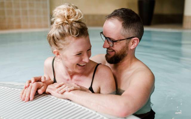 Paar entspannt im Whirlpool des Wellnessbereichs
