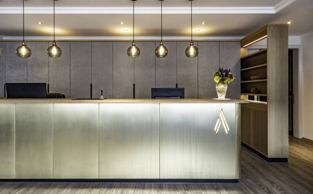 Moderne Rezeption im Hotel Antoniushof mit stilvoller Beleuchtung