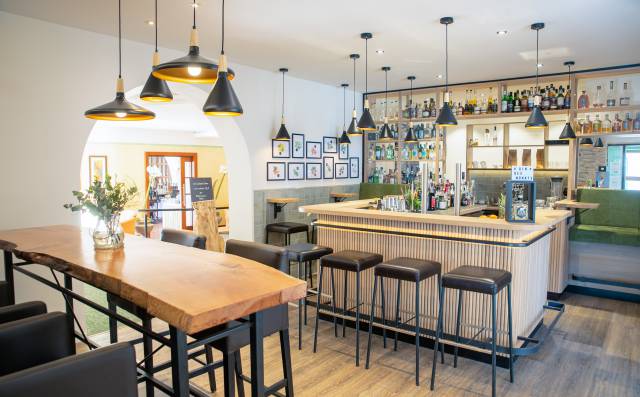 Moderne Hotelbar mit Barhockern und einladender Atmosphäre