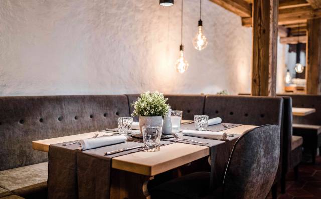 Elegantes Restaurant mit Tischdeko und warmem Ambiente