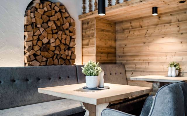 Gemütliche Sitzecke mit Holzdesign im Restaurant