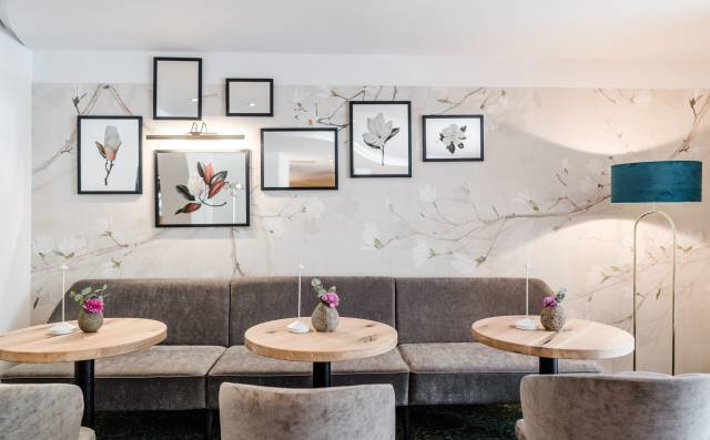 Sitzbereich in der Lobby des Antoniushof mit eleganter Dekoration