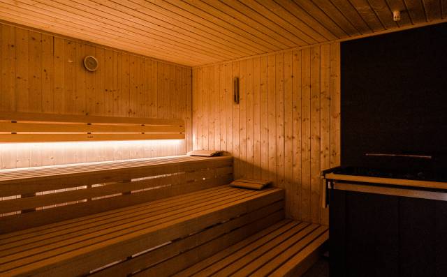 Finnische Sauna mit Holzverkleidung im Wellnessbereich