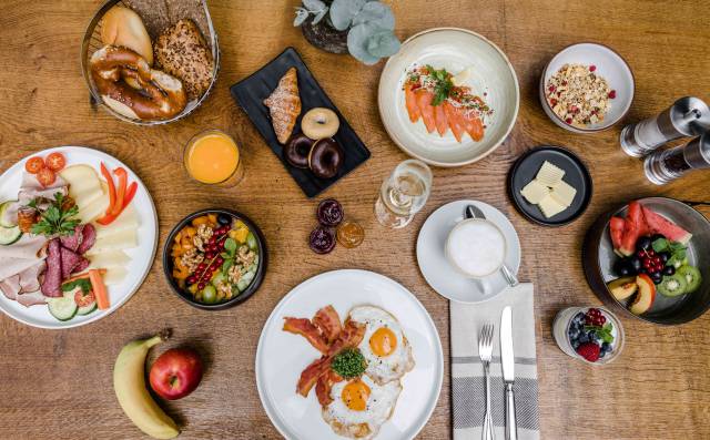 Gedeckter Frühstückstisch mit vielfältigen Speisen