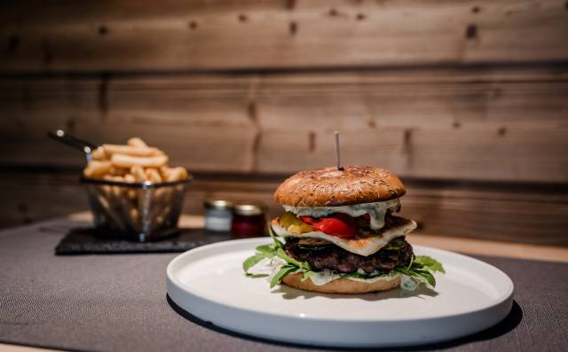 Saftiger Burger mit Beilagen im Antoniushof