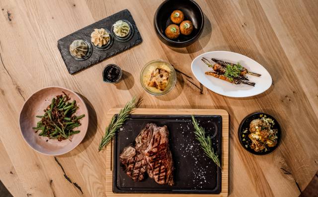 Kulinarische Highlights – servierte Vorspeisen und Hauptgericht