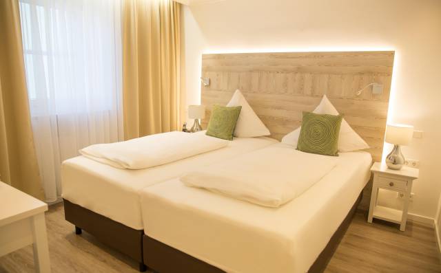 Doppelzimmer im Antoniushof mit gemütlicher Beleuchtung und stilvollen Möbeln