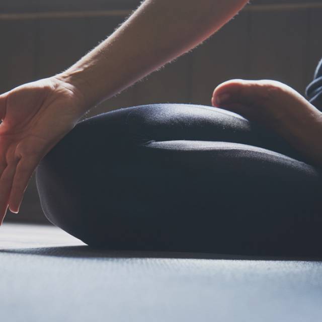 Hände in Yoga-Mudra während Meditation – Symbol für Ruhe, Achtsamkeit und Entspannung im Hotel Antoniushof