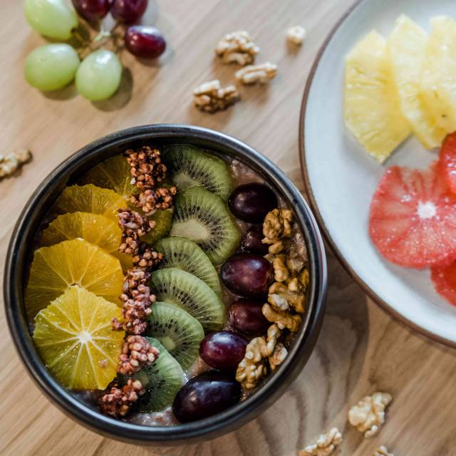 Frühstücksbowl mit Nüssen und Früchten