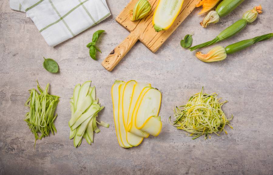 Zucchini in feinen Streifen auf einem hellen Untergrund – basisches Sommergericht