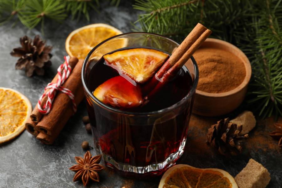 Weihnachtlicher Glühwein mit Zimt und Orangen im Hotel Antoniushof