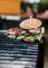 Burger auf dem Grill mit Bacon