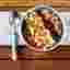 Frühstücksbowl mit Früchten, Nüssen und Porridge