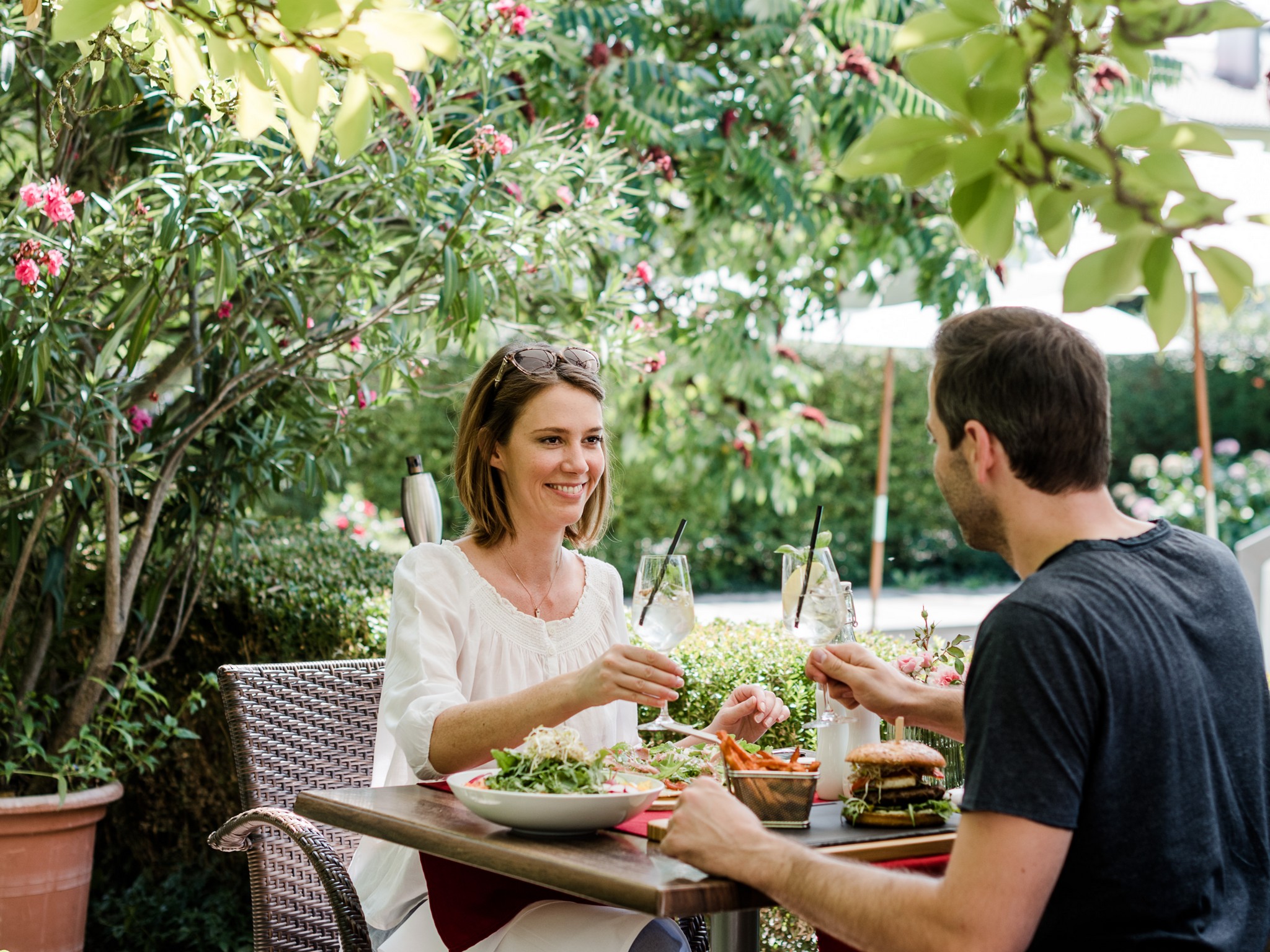 Ruhige Wellness-Auszeit für Erwachsene im Antoniushof in Ruhstorf an der Rott mit entspanntem Genuss im Gartenrestaurant