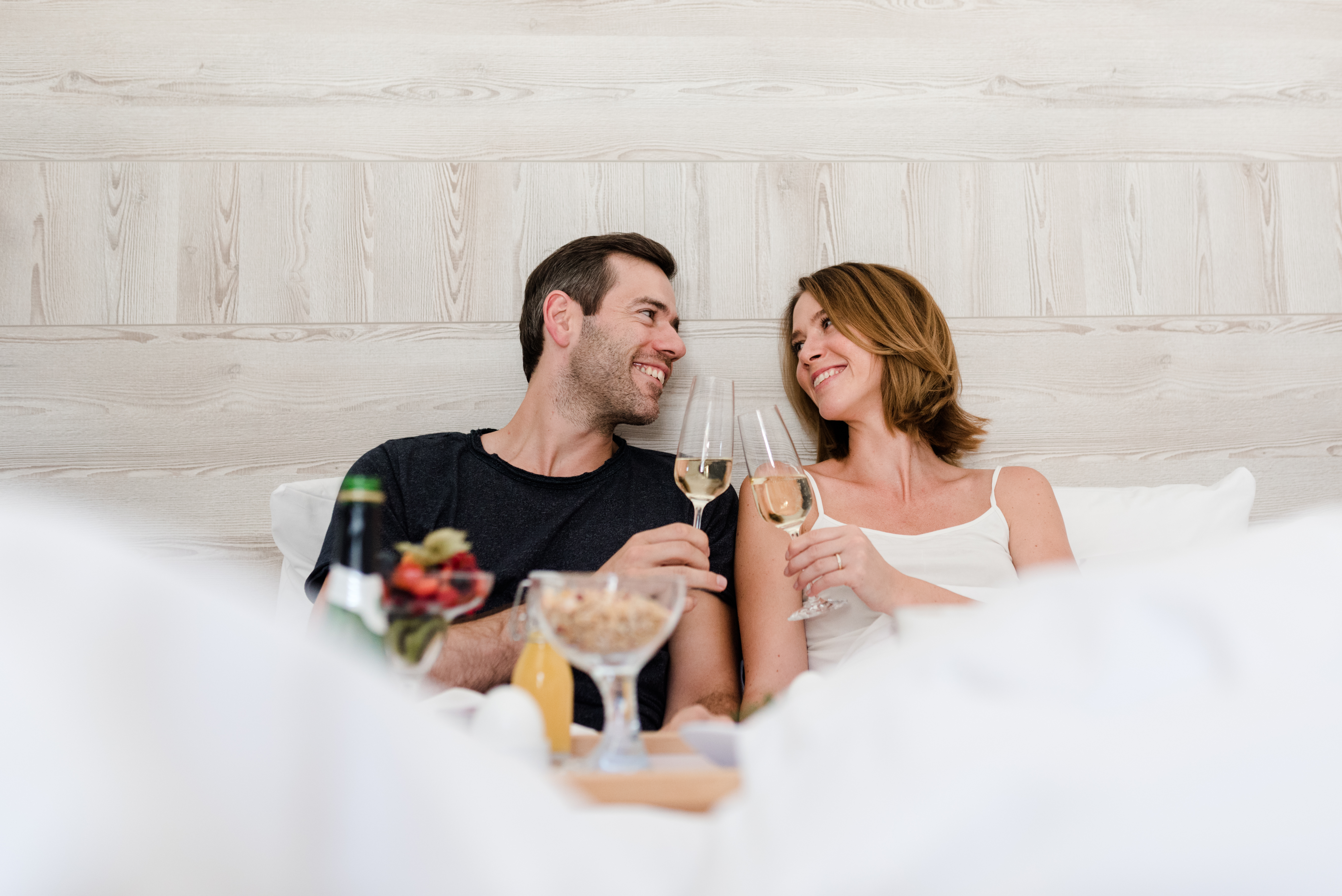Paar genießt eine romantische Auszeit im Wellnesshotel für Erwachsene Antoniushof in Bayern