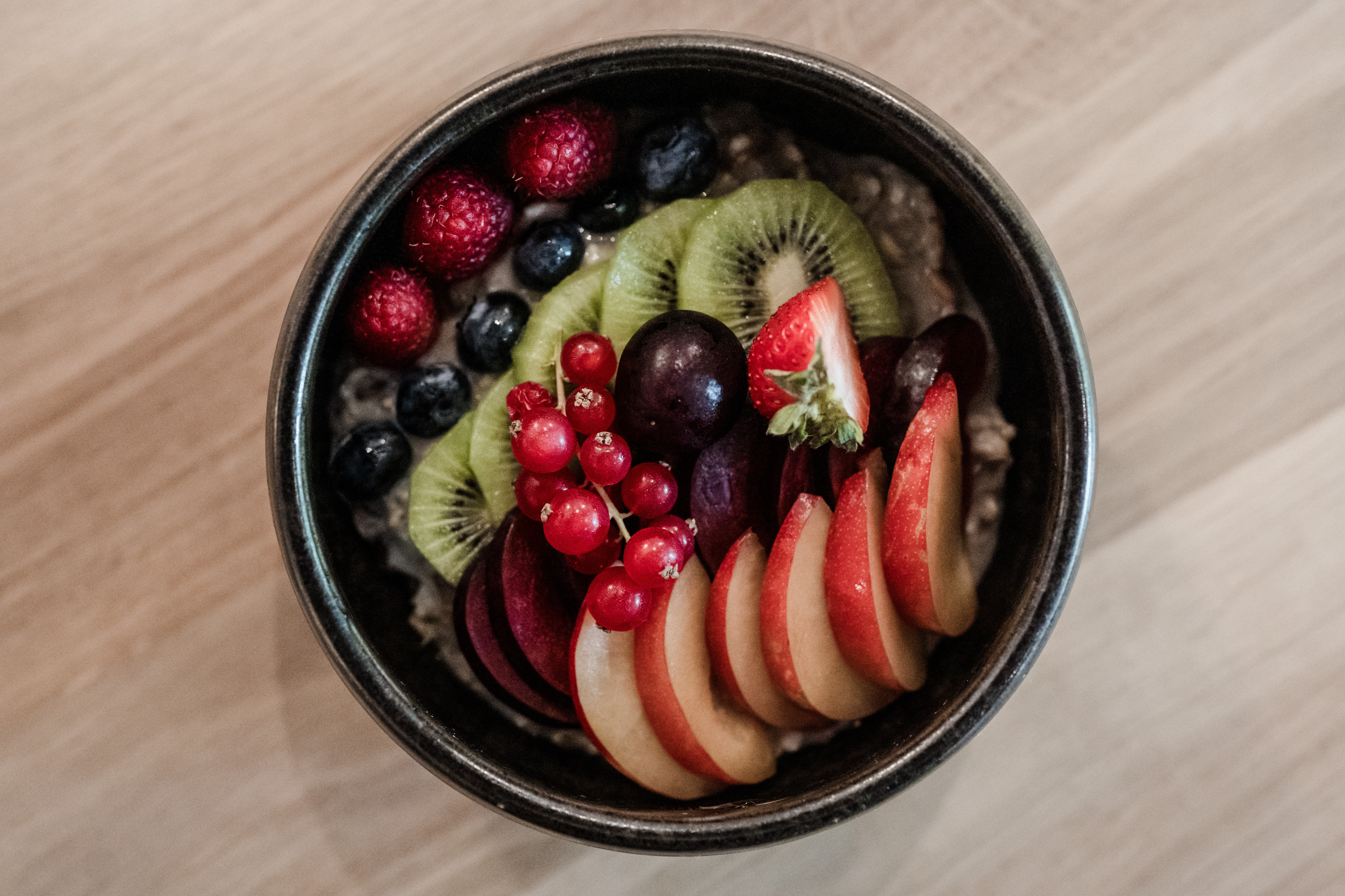 Gesundes Frühstück mit frischem Obst als Teil einer bewussten Ernährung